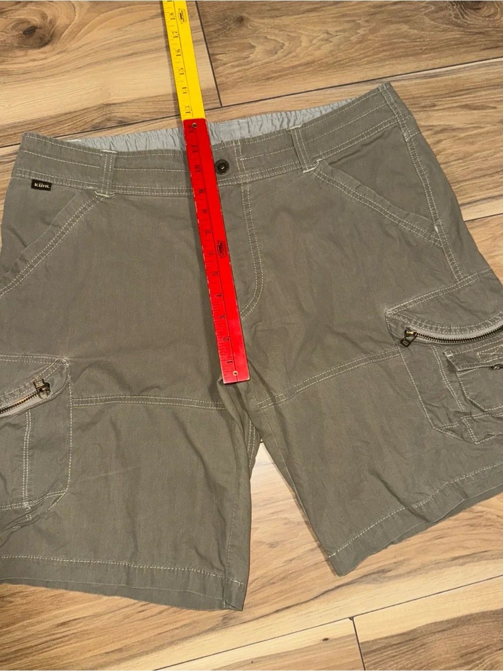 Kuhl Renegade Shorts sz. 36 Beige Khaki Cargo Hiking Outdoors Utility zip pocket